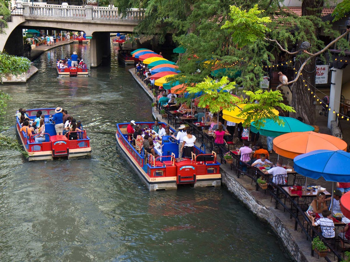 Những thành phố nổi tiếng nhất của Mỹ nên đến thăm trong mùa hè này 3-san-antonio-texas-san-antonios-river-walk-also-known-as-paseo-del-rio-comes-to-life-in-the-summer-with-stone-pathways-that-connect-shops-restaurants-hotels-museums-and-the-citys-preserved-18th-century-spanish-colonial-missions