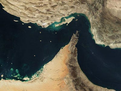 EE.UU. y Gran Bretaña envían buques de guerra al Golfo Pérsico para prepararse para un ataque de Israel a Irán . Strait-of-hormuz