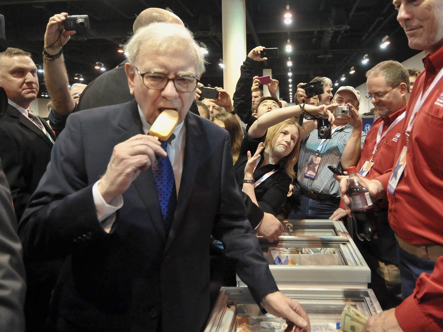 Nhà "Buôn Tiền" Lừng Danh, Nhà Từ Thiện Hiếm Có Warren-buffett-will-serve-you-ice-cream-today