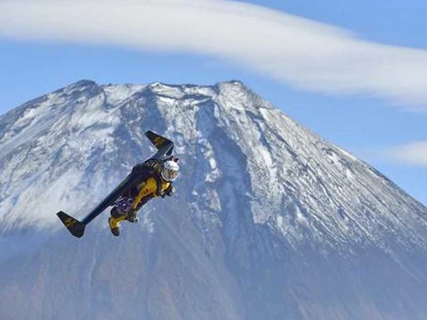 Jeu: Images liés - Page 3 Swiss-jetman-flies-up-to-12000-feet-around-mount-fuji