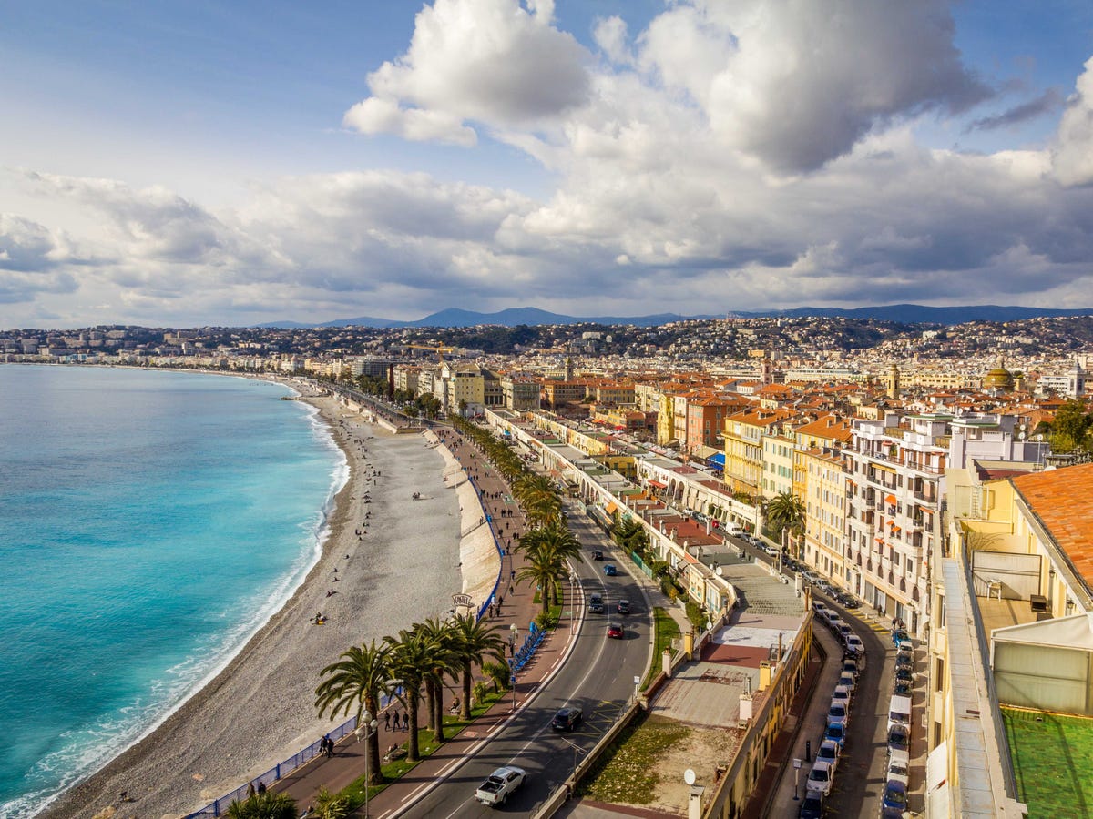 Những nơi nên đến thăm ở Pháp Admire-the-sea-views-in-nice-from-the-promenade-des-anglais