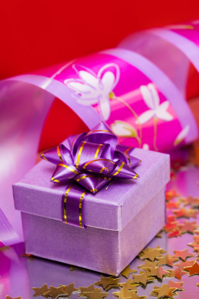  روعة الهدايا Dep_2863464-Violet-gift-box-with-ribbon