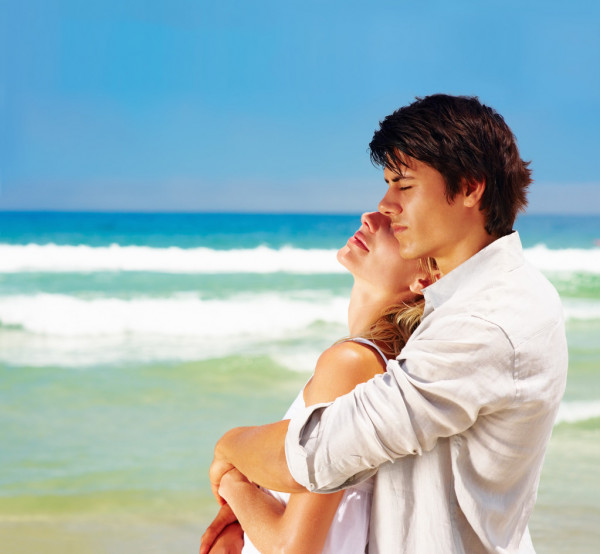 مناجاة عاشق Dep_3324346-Romantic-couple-enjoying-summer-vacation