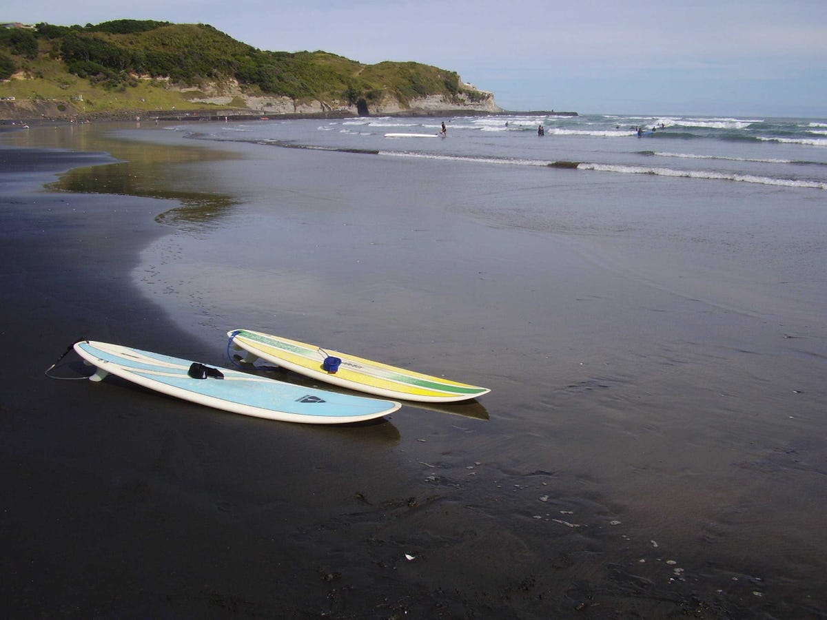 Những bãi biển cát màu rất đẹp trên thế giới New-zealands-muriwai-black-sand-beach-in-auckland-offers-37-miles-of-sparkling-back-sands-that-are-the-result-of-the-islands-volcanic-past-the-color-comes-form-a-mixture-of-iron-titanium-and-other-volcanic-materials