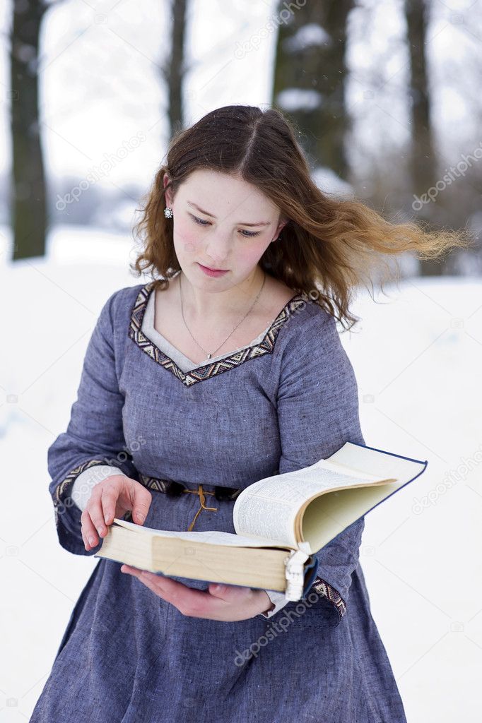 El Ocaso del Viajero Depositphotos_5080745-stock-photo-girl-in-medieval-dress-reading