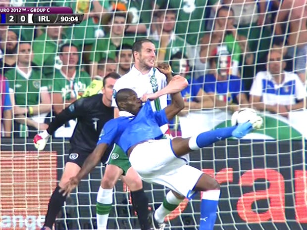 Gay in nazionale? - Pagina 3 Watch-mario-balotelli-scored-a-stunning-goal-on-a-semi-bicycle-kick-against-ireland
