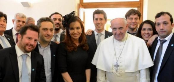 El Papa - Su actividad "política" como jefe del Estado Vaticano Foto-del-papa-con-la-ex-presidenta-y-parte-de-su-gabinete_742605