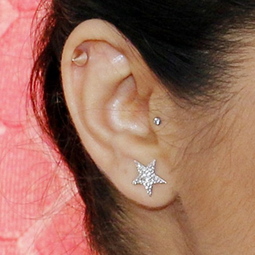 المجوهرات والاكسسوارات Lilly-singh-right-ear-cartilage-ear-lobe-tragus-piercings-500x500