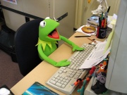 Blagues ... - Page 30 180px-Kermit_la_grenouille-Bureau-Ordinateur-1980