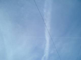 Les avions qui mettent les chemtrails pris en flagrant délit Cardiff_2008.11.20_chemtrail_15h50a