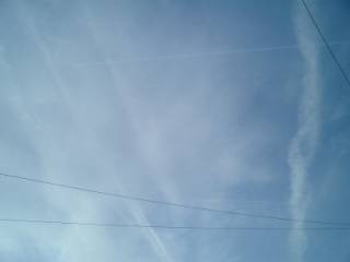 Les avions qui mettent les chemtrails pris en flagrant délit Cardiff_2008.11.20_chemtrail_15h50e