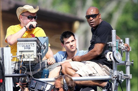 •Taylor Lautner sur le tournage d'Abduction 55196102_p