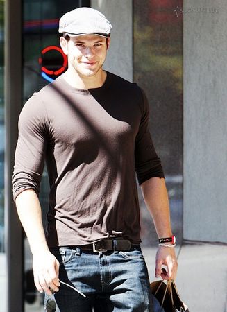 Tout sur Kellan Lutz (Emmett Cullen) - Page 3 42954541_p