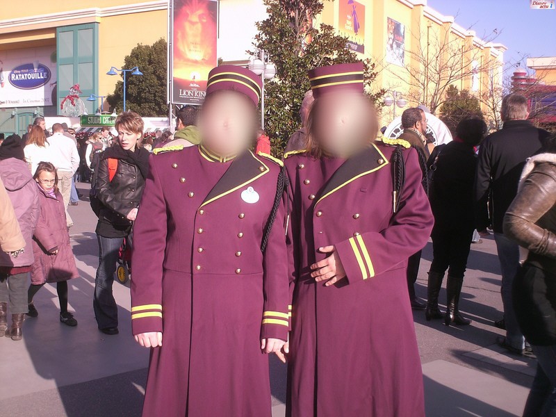 Les costumes des Cast members - Page 2 19545039