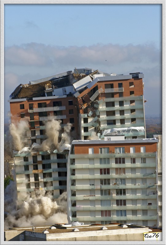 [Le Havre] Implosion des 2 tours du Mont-Gaillard 8461612