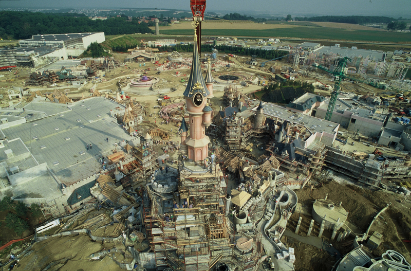 Photos de la construction du Parc Disneyland - Page 2 49390478