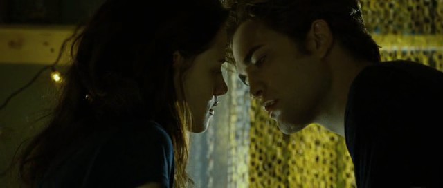 حصريا فيلم الأكشن و الفنتازيا Twilight 2008 DVDRip بمساحة 255 ميجا مترجم على أكثر من سرفر 5607ba4394b860ab