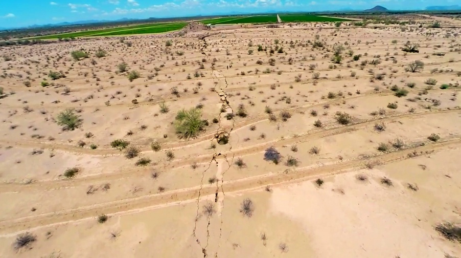 Giant Earth Crack Opens Up Along Costa de Hermosillo in Mexico (VIDEO)  Giant-Earth-Crack-mexico-2