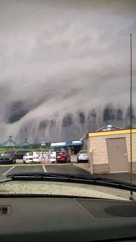 Fractus nuages ​​ressemblent à des doigts d'atteindre vers le sol. Bizarre! Fractus-cloud-ohio-may-2015