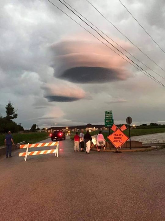 Nuages ​​lenticulaires apocalyptiques plus Robertson et Leon comtés au Texas  Lenticular-clouds-texas-1