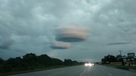 Nuages ​​lenticulaires apocalyptiques plus Robertson et Leon comtés au Texas  Lenticular-clouds-texas-2