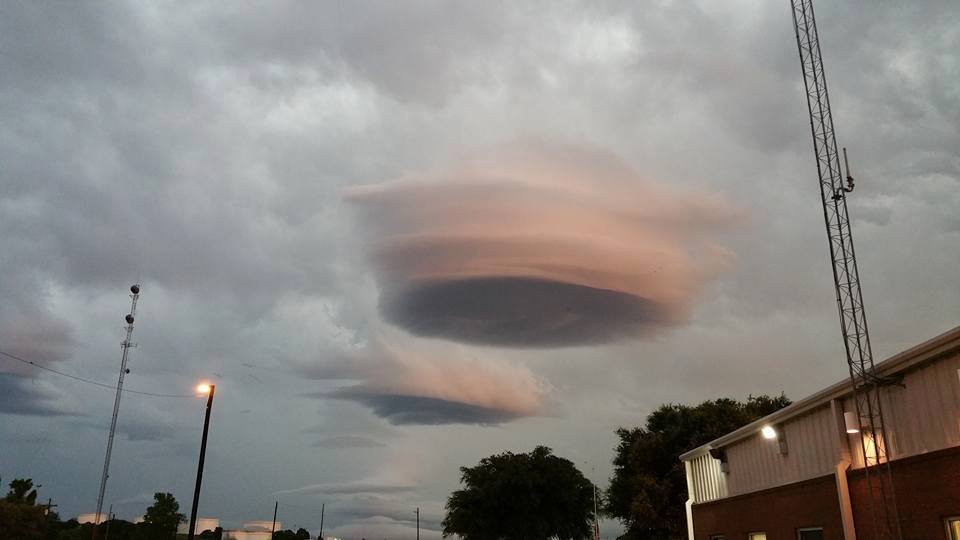 Nuages ​​lenticulaires apocalyptiques plus Robertson et Leon comtés au Texas  Lenticular-clouds-texas-4