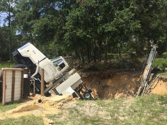 NIBIRU, ULTIMAS NOTICIAS Y TEMAS RELACIONADOS (PARTE 21) - Página 15 Sinkhole-truck-citrus-county-1