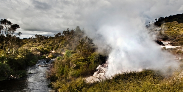 NIBIRU, ULTIMAS NOTICIAS Y TEMAS RELACIONADOS (PARTE 21) - Página 37 Papakura-geyser-eruption-2015