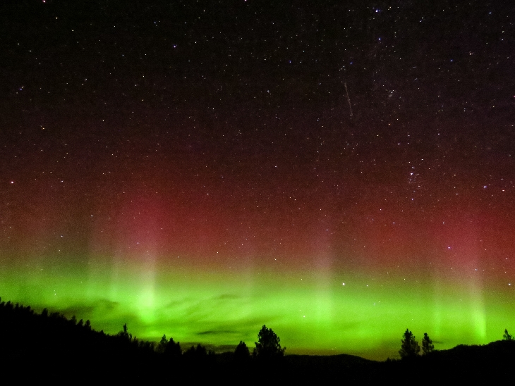 Sang mystérieuse aurores rouges illuminent les cieux au-dessus des Etats-Unis Aurora-red-and-green