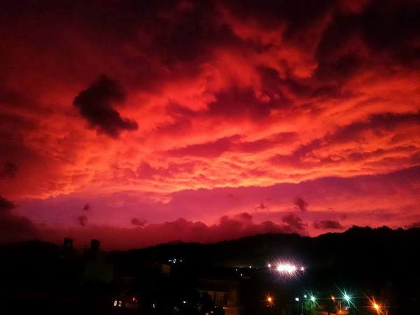 Et soudain, un ciel rouge sang est apparu après que le typhon Dujuan balayé Taitung, Taïwan  Blood-sky-taiwan-4