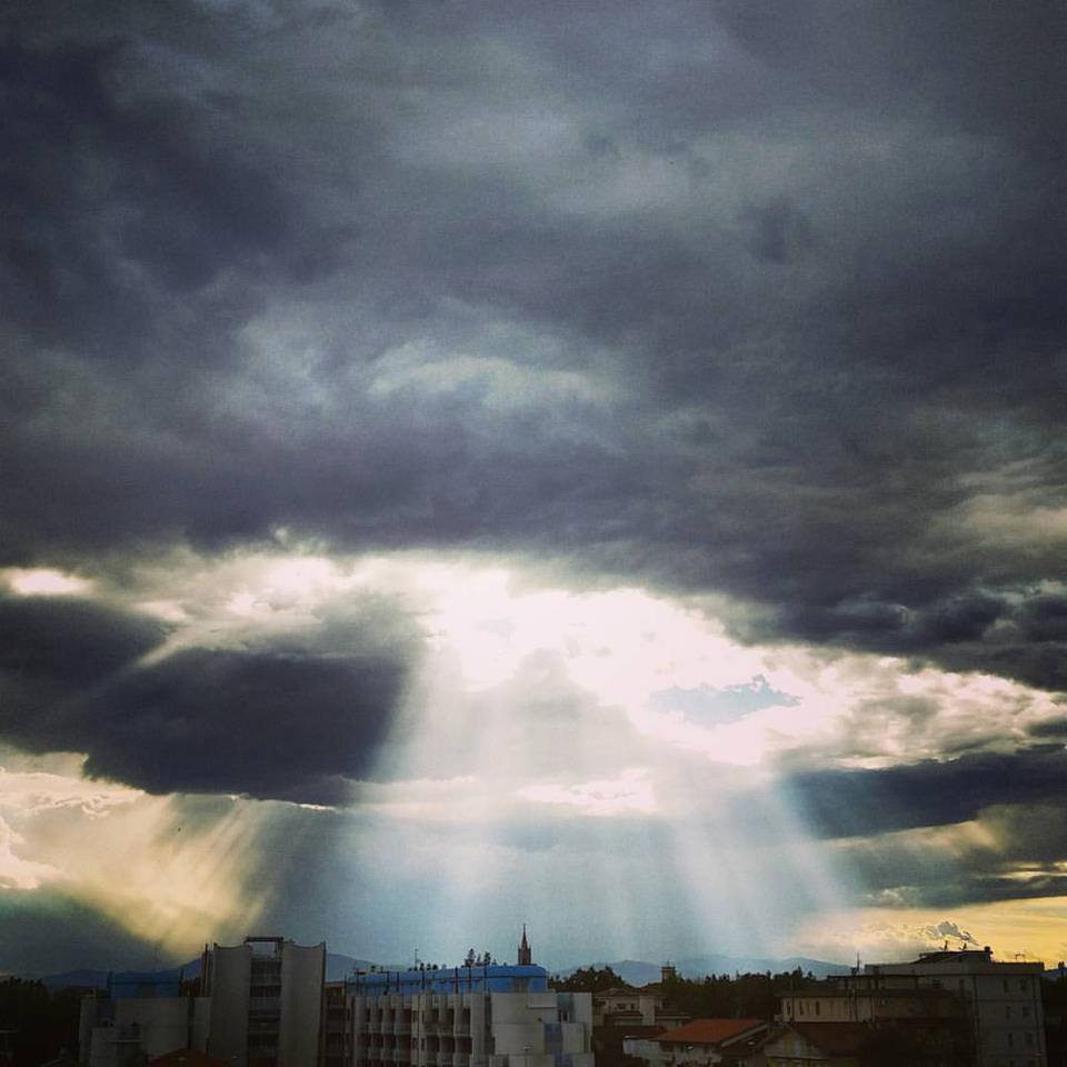 Tant de beauté: rayons crépusculaires étonnants à Gabicce Mare, Italie  Crepuscular-rays