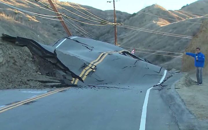 NIBIRU, ULTIMAS NOTICIAS Y TEMAS RELACIONADOS (PARTE 22) - Página 32 Vasquez-Canyon-Road-buckles-Santa-Clarita-landslide-10