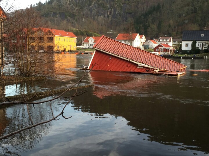 NIBIRU, ULTIMAS NOTICIAS Y TEMAS RELACIONADOS (PARTE 22) - Página 38 Norway-strongest-storm-in-200-years-3