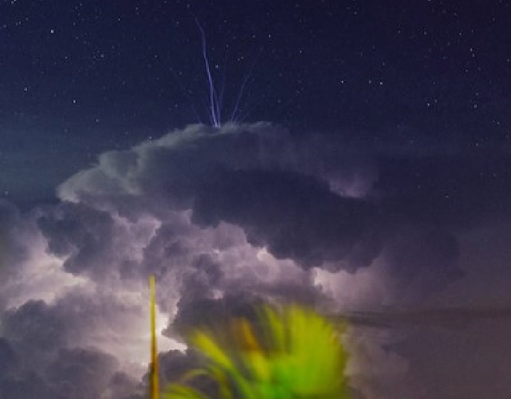 Pulsating blue jet fires up from the top of a thunderstorm over Darwin, Australia Blue-jet-thunderstorm-picture-2