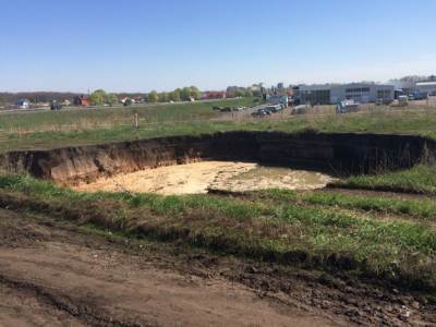 Huge sinkhole opens up near a busy highway in Ufa, Russia Huge-sinkhole-Ufa-russia-april-27-2016-1