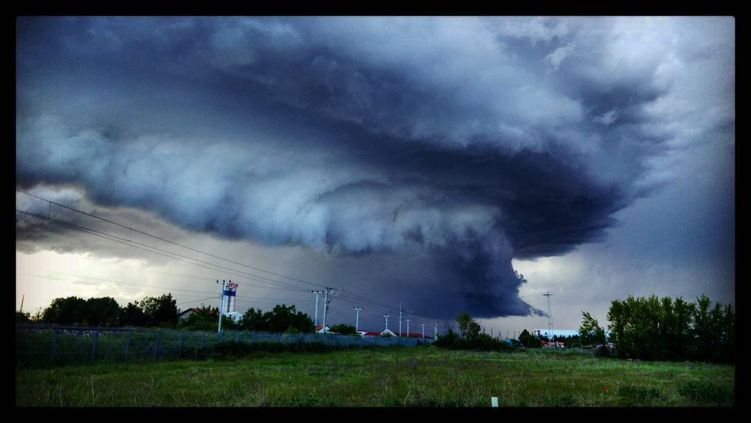 Crazy supercell thunderstorm swallows up Edirne, Turkey Supercell-turkey-edirne-april-25-2016-3