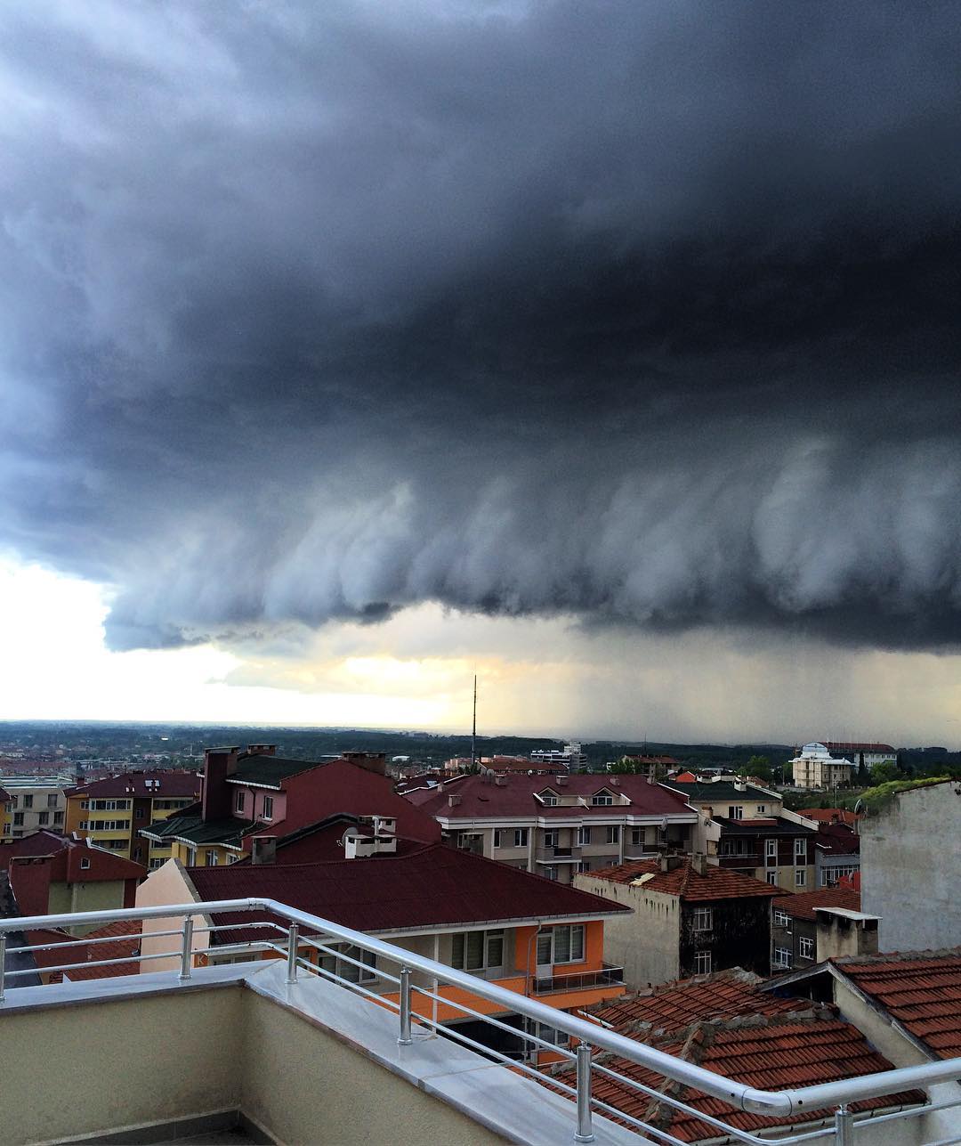 Crazy supercell thunderstorm swallows up Edirne, Turkey Supercell-turkey-edirne-april-25-2016-4