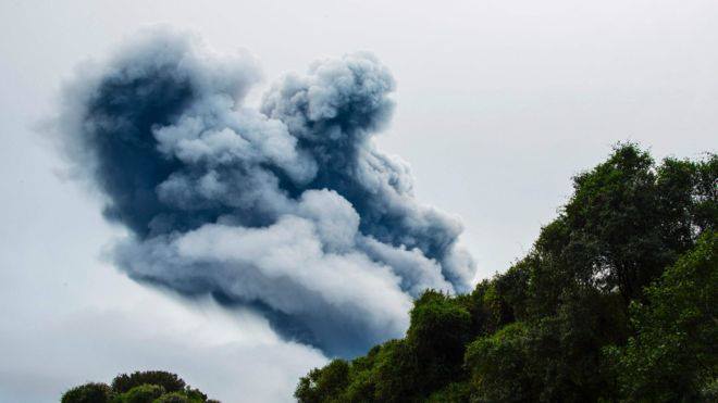 36 consecutive hours of ash and gas emissions at Turrialba Volcano in Costa Rica Turrialba-volcano-eruption-may-2016-1