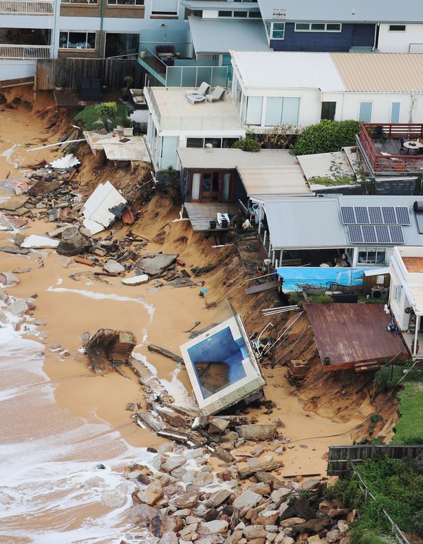 NIBIRU, ULTIMAS NOTICIAS Y TEMAS RELACIONADOS (PARTE 24) - Página 24 Storm-australia-east-coast-giant-waves-4