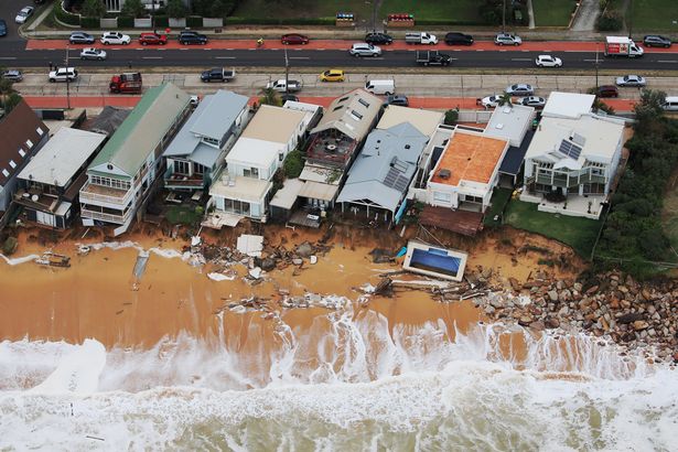 NIBIRU, ULTIMAS NOTICIAS Y TEMAS RELACIONADOS (PARTE 24) - Página 24 Storm-australia-east-coast-giant-waves-5