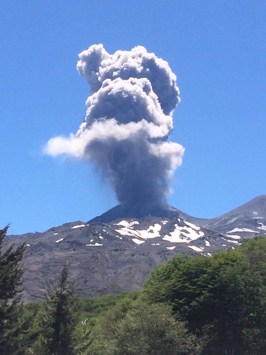 NIBIRU, ULTIMAS NOTICIAS Y TEMAS RELACIONADOS (PARTE 27) - Página 29 2-volcanoes-erupt-simulteneously-in-chile