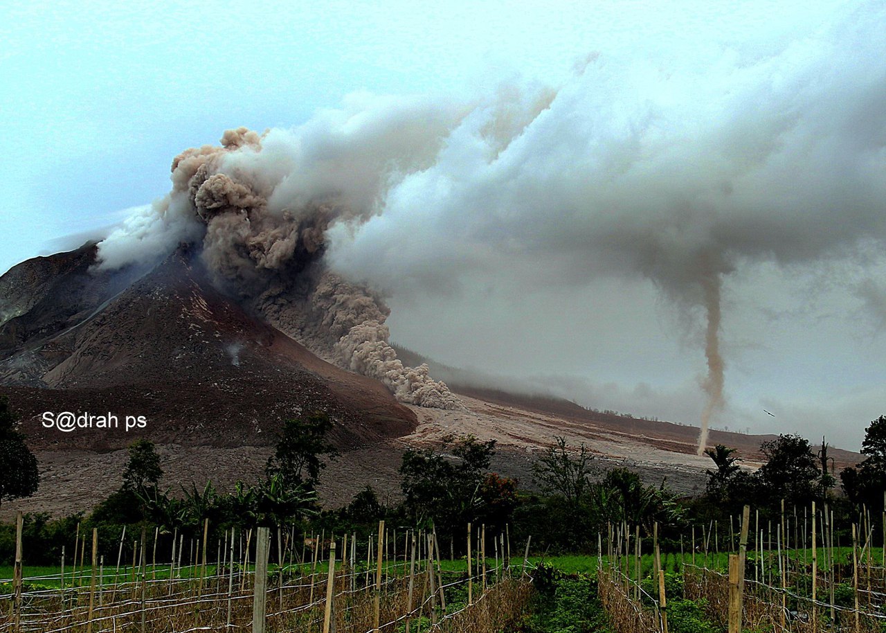  Ash tornado during strong eruption at sinabung volcano again - Indonesia Ash-tornado-sinabung