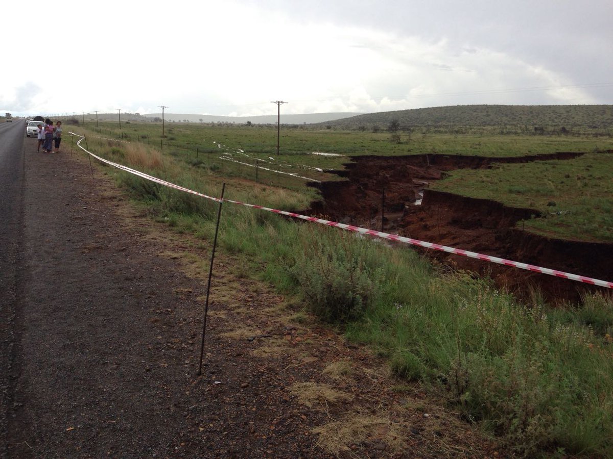 Massive Crack In The Earth Opens Up In Northern Cape, South Africa  Earth-crack-south-africa-1