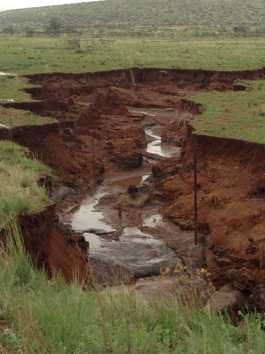 Massive Crack In The Earth Opens Up In Northern Cape, South Africa  Earth-crack-south-africa-2