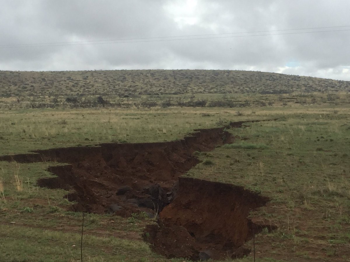 Massive Crack In The Earth Opens Up In Northern Cape, South Africa  Earth-crack-south-africa