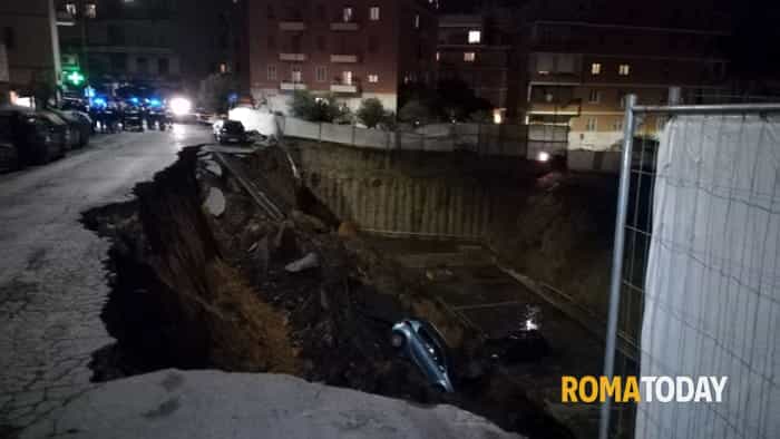 NIBIRU, ULTIMAS NOTICIAS Y TEMAS RELACIONADOS (PARTE 34) - Página 27 Rome-road-collapse-sinkhole-6