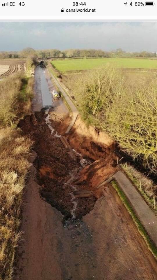 Canal completely drained after huge 100ft wide sinkhole opens up just feet from a boat in Cheshire, UK Cheshire-canal-sinkhole-2