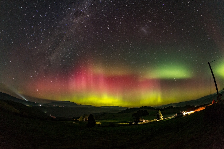 Interplanetary shock wave hits Earth’s magnetic field creating red, yellow, green southern lights and blue northern lights Southern-lights-interplanetary-shock-wave-2