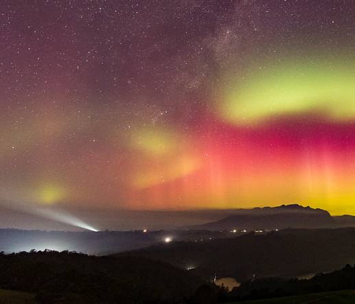 Interplanetary shock wave hits Earth’s magnetic field creating red, yellow, green southern lights and blue northern lights Southern-lights-interplanetary-shock-wave