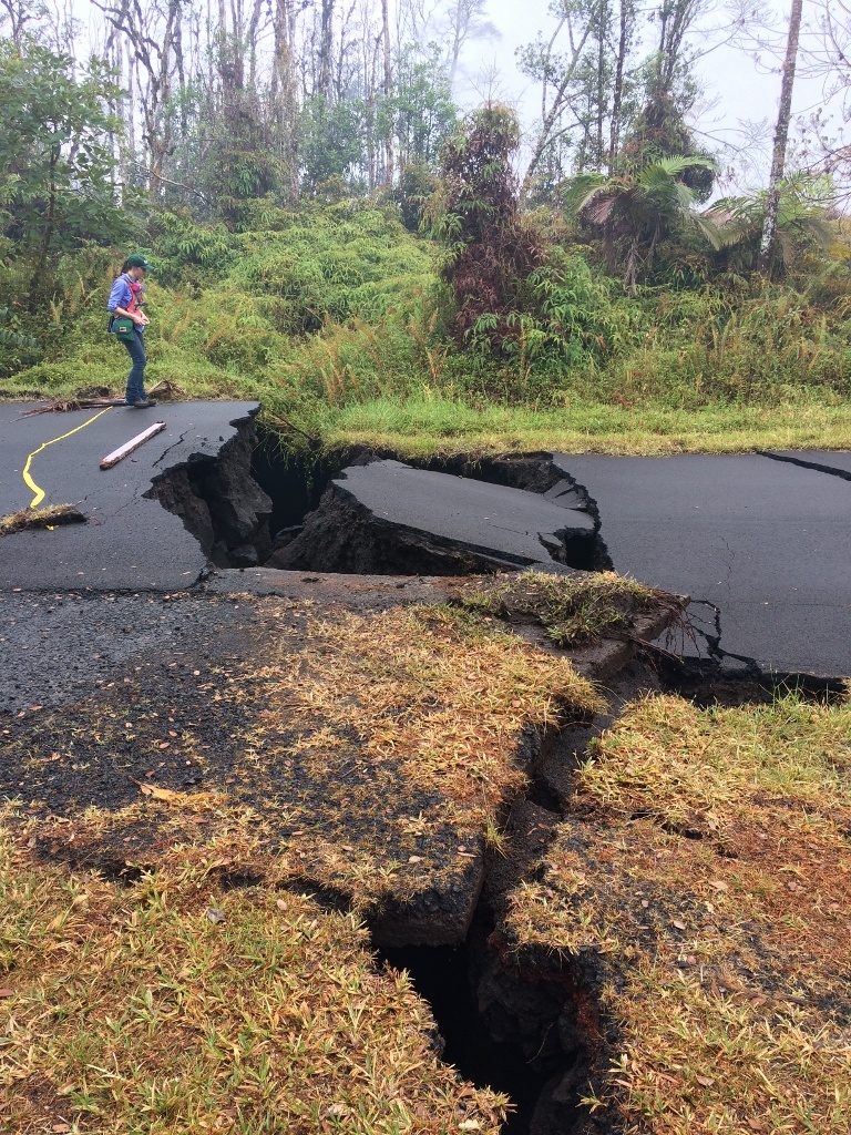 Volcanic eruption update: Kilauea volcano (Hawaii), Popocatepetl volcano (Mexico) and Sinabung volcano (Indonesia) Kilauea-volcanic-eruption-cracks-1-768x1024